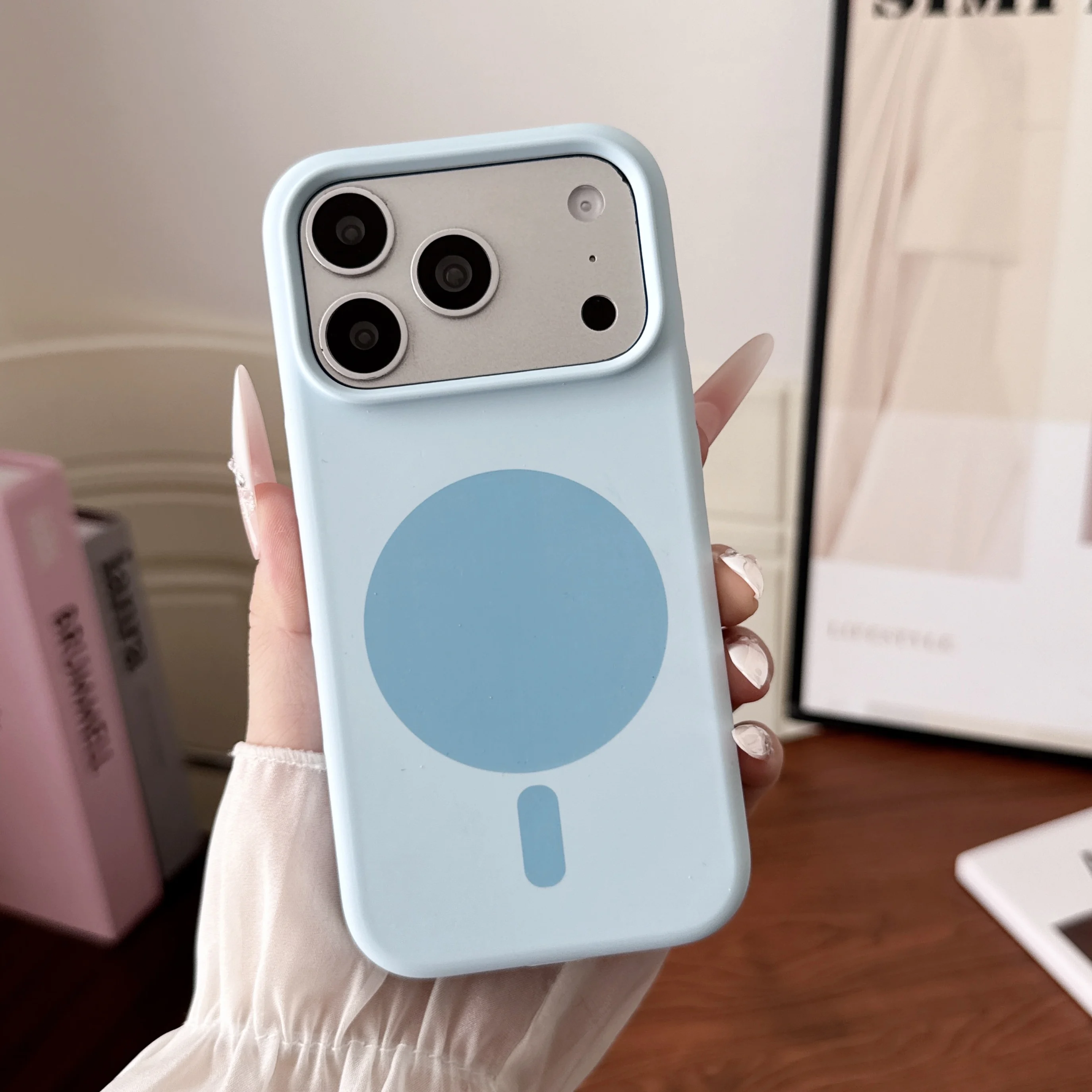 세련된 디자인의 자석 부착 무선 충전 기능이 있는 단색 - Liquid Silicone Magnetic Phone Case 리뷰 및 가격