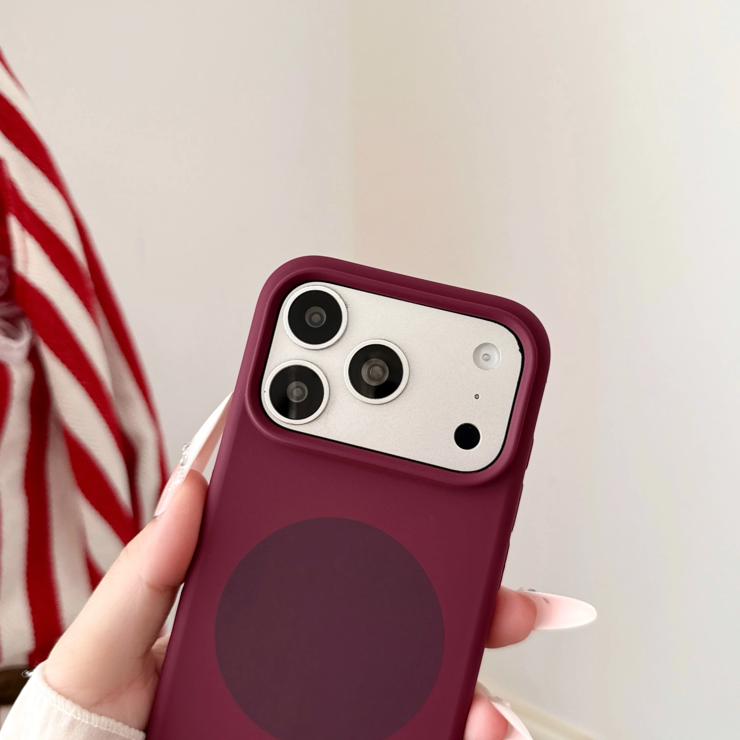 세련된 디자인의 자석 부착 무선 충전 기능이 있는 단색 - Liquid Silicone Magnetic Phone Case 리뷰 및 가격