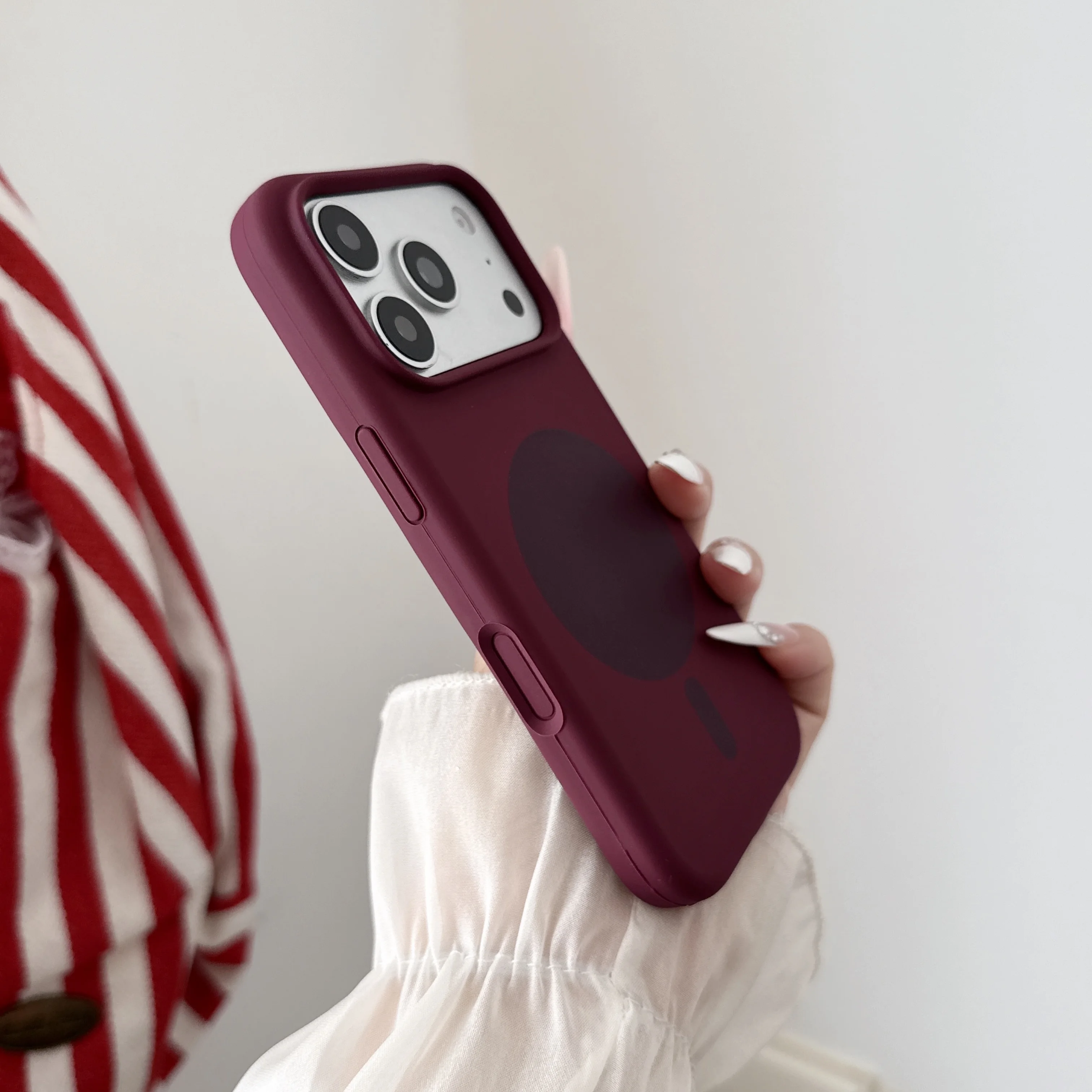 세련된 디자인의 자석 부착 무선 충전 기능이 있는 단색 - Liquid Silicone Magnetic Phone Case 리뷰 및 가격